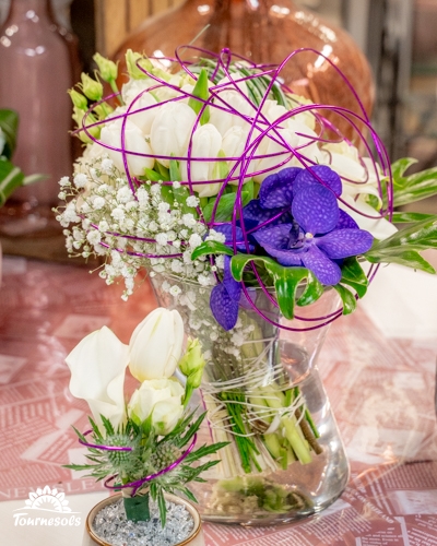 Bouquet de mariée blanc et violet de la fleuristerie Tournesols, exposé au salon du mariage de Charleroi 2026.